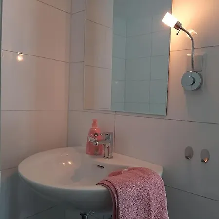 Geschakelde Recreatiewoning Met Omheinde Tuin