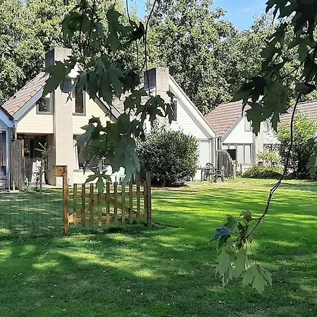 Vakantiehuis Geschakelde Recreatiewoning Met Omheinde Tuin *