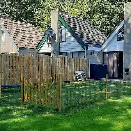 Vakantiehuis Geschakelde Recreatiewoning Met Omheinde Tuin