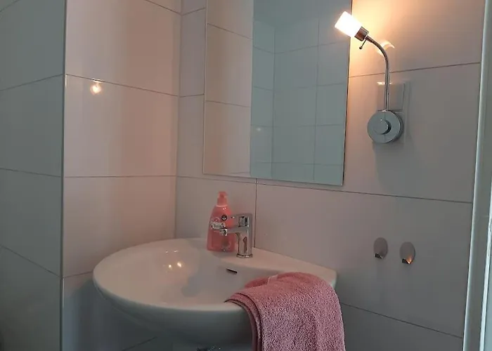 Geschakelde Recreatiewoning Met Omheinde Tuin