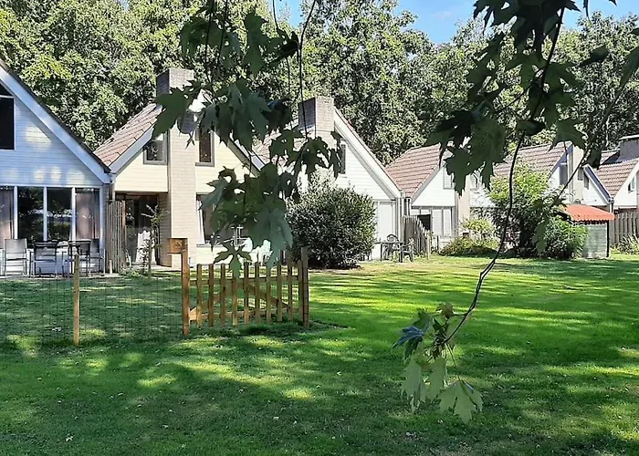 Casa de Férias Geschakelde Recreatiewoning Met Omheinde Tuin *