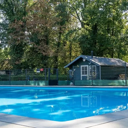 Geschakelde Recreatiewoning Met Omheinde Tuin