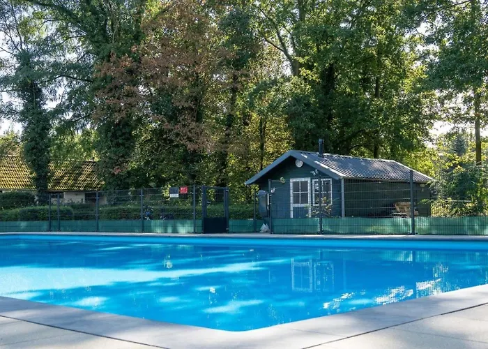 Geschakelde Recreatiewoning Met Omheinde Tuin